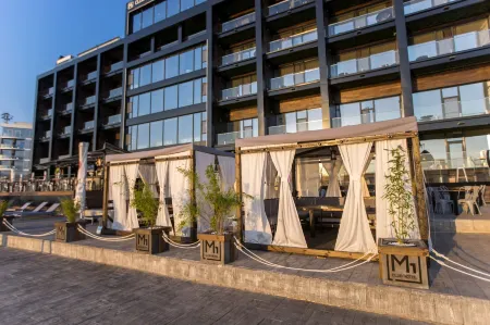 M1 Club Hotel Отели рядом с достопримечательностью «Храм святого апостола Луки»