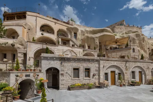 Hera Cave Suites
