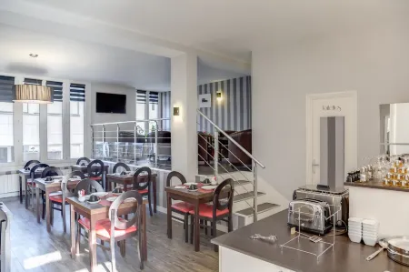 Hotel le Charleston Отели рядом с достопримечательностью «Home of Adam and Eve»