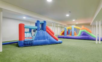 Game Farm Villa by Avantstay 10Bdr, Private Pond, Spa, Pool Family-Friendly