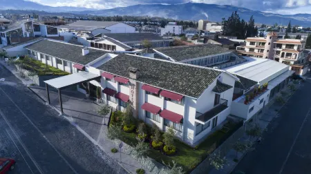 Quindeloma Art Hotel And Gallery