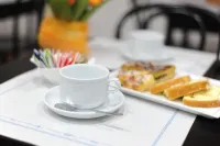 Albergo Italia nel CENTRO STORICO di Piombino vicino al GOLFO di BARATTI e dalla Città Etrusca di POPULONIA - servizio colazione