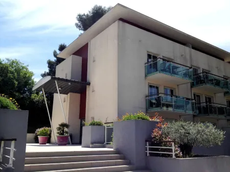 Appart'hôtel Odalys City Olympe Отели рядом с достопримечательностью «Форт Карре»