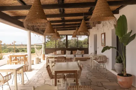 Parque de Campismo Orbitur Sagres Отели рядом с достопримечательностью «Praia da Cordoama»