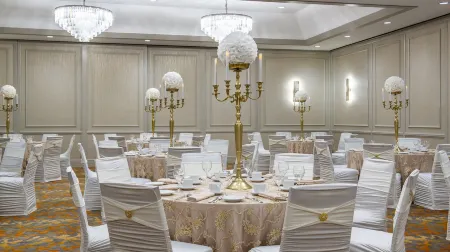 Holiday Inn Winnipeg-South Отели рядом с достопримечательностью «Университет Брендона»