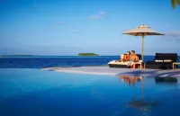 Komandoo Island Resort & Spa - Pool