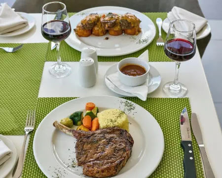 Travelodge Kasane Отели рядом с достопримечательностью «Thebe River Safaris»