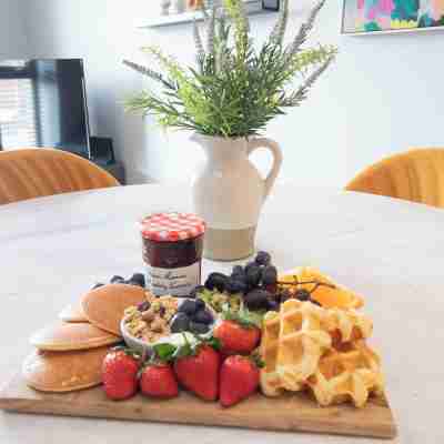Elliot Oliver - Stylish 2 Bedroom Apartment with Parking in the Docks Dining/Meeting Rooms
