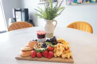 Elliot Oliver - Stylish 2 Bedroom Apartment with Parking in the Docks