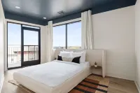 The Eighteen by Mint House Minute Suites附近的飯店