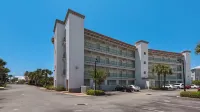 Charming Studio for 2 - Pool Views - Next Door to Alys! - parking