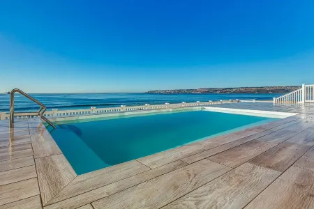 Marine Manor Отели рядом с достопримечательностью «Post Office Tree»