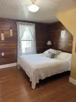Cozy 3-bedroom cottage encased by expansive country pastures! Hotel di Taylor County