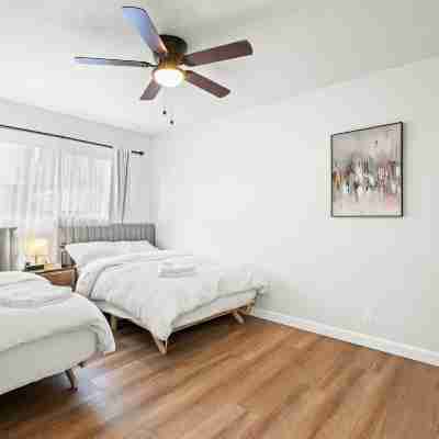 Modern Cozy Retreat Stylish Stay with Patio & Parking Rooms