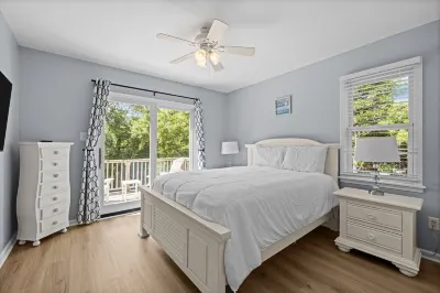 Peaceful 3BR/2.5BA home, easy walk/bike to beach