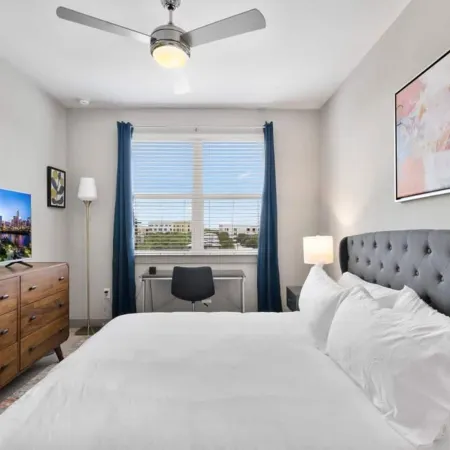 Modern 1Br King Suite Close to Downtown w Fast Wifi