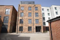 Elliot Oliver - Cosy 2 Bedroom Town Centre Apartment