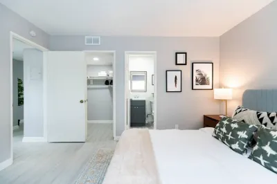 5 Mins to DT Alhambra - Homey 2BR Apt W King Bed Hotels near Dollar Tree