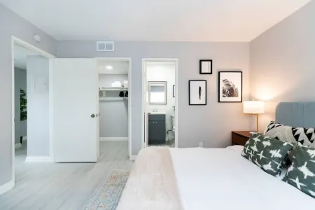 5 Mins to DT Alhambra - Homey 2BR Apt W King Bed Отели рядом с достопримечательностью «Keck School of Medicine of USC Physician Assistant Program»