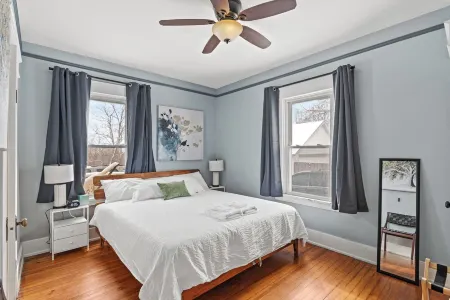 6 Min to Ark! Accommodates 17!