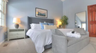 Spacious 5-Bedroom House, Hot Tub, Firepit, Game Rooms, Theater Room and More! Hotel in zona Chevrolet Hall of Fame Museum