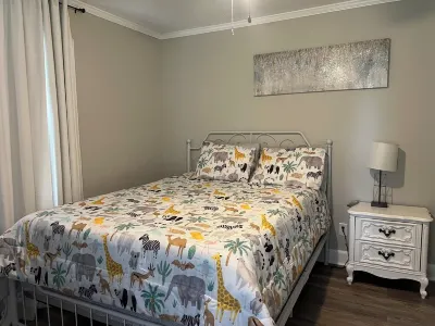 Charming 2-bedroom house with AC, WiFi in welcoming Elon