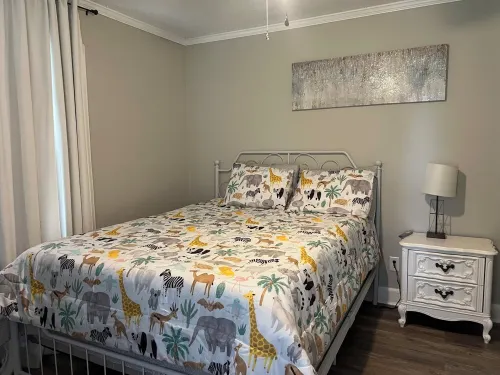 Charming 2-bedroom house with AC, WiFi in welcoming Elon