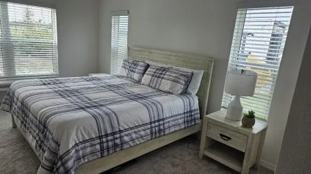 Charming and spacious three-bed, three-bath brand new house in The Villages Отели в г. Самтер