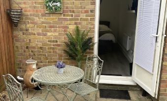 Beautiful 1-Bed Studio in Uxbridge London