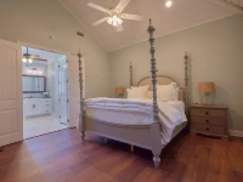 BEAUTIFUL WATERFRONT HOME WITH BOATHOUSE AND HUGE PORCHES! Hotels in Hackberry