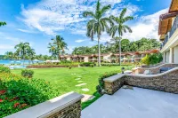 Exquisitely Adorned Luxury Unit Right on Flamingo Beach Sleeps 6