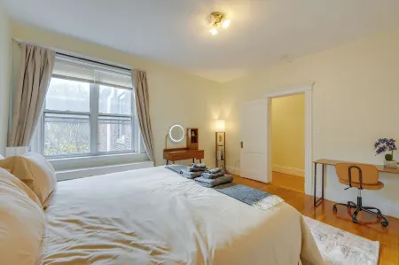 65inTV:Free Parking:Longwood:King Bed:Full Kitchen Отели рядом с достопримечательностью «Dexter Park»