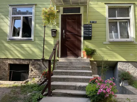 Exquisite 1Br/Ba Apt w/Free Parking in City Center Отели рядом с достопримечательностью «Railway Station Shkirotava»