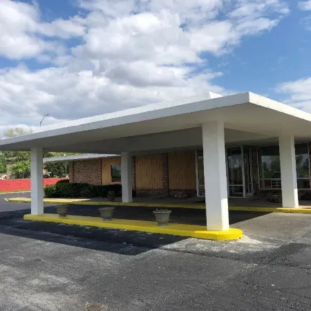 Regal 8 Inn & Suites