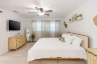 Stylish Stunning & Cozy Heated Pool Home Hotels in Deltona