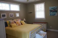 Gorgeous Harbor Country Cottage; PRIVATE HOT TUB; close to downtown/beach Hotels in New Buffalo