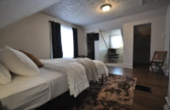 Comfy Rustic Retreat 2 Blocks from Mayo Hospital and Bethany College.
