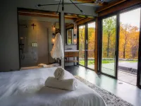 Modern Glass House with Pool & Catskill views in Hudson Valley فنادق في غرينبورت