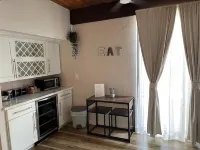 Private guest suite with PRIVATE ENTRANCE 다드랜드 몰 주변 호텔