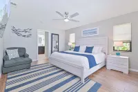 SUPERB! LOCATION! 1 BLOCK 2 FISH VILLE MODERN HOME-HEATED SALT POOL-SPA-E BIKES