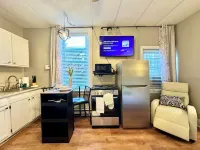 Midtown Studio w/ Bath & Kitchen- Walk To Restaurants & Nightlife!