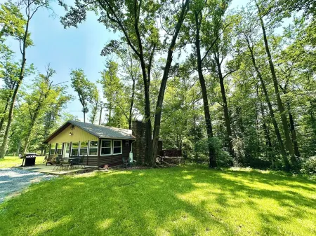 Log Cabin w/ Farm Animals & Firepit 20 Mins to Hershey & 4 Mins to Lake!