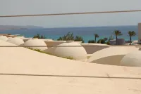 Bungalow, private pool and fiber optic internet, close to the sea, sheltered patio.