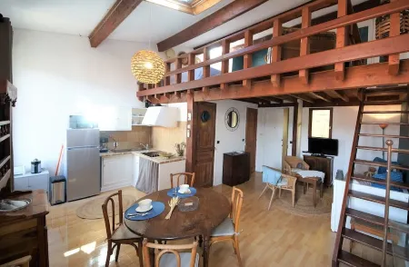 Rare Cassis duplex apartment, 5 minutes from the beach and port on foot