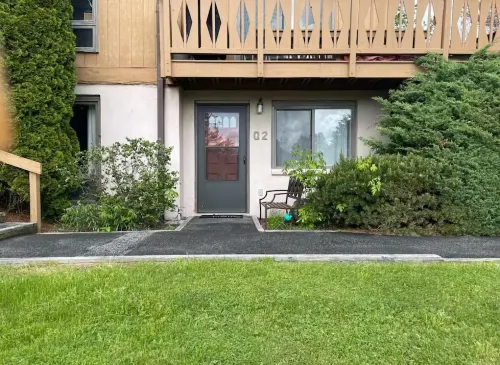 Slopeside Condo with indoor fireplace