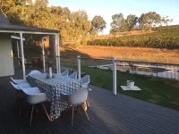 Vineyard views, large deck, Pet friendly, WiFi, Netflix, Pool, Firepit, Aircon