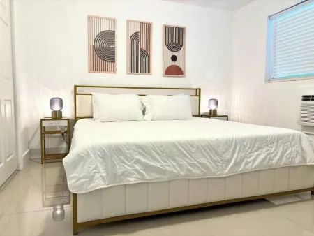 The Grove 8  10 min from Beach. In the heart of Coconut Grove and CocoWalk Отели рядом с достопримечательностью «Кампонг, Нешнел Тропикал Ботаникал Гарден»