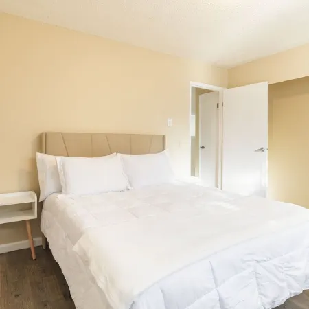 Walkable condo in heart of vibrant D/n Redmond, m/s from Microsoft, woodinville Отели в г. Редмонд