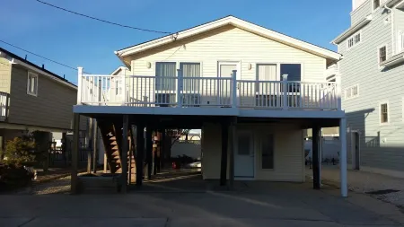 Close To Beach And Bay.  Beautiful Sunsets! Отели рядом с достопримечательностью «Бичфронт»