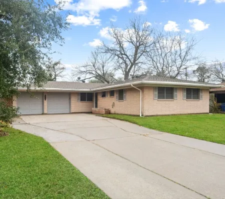 Texas City Palace: 6 beds, Pool-sleeps 12+